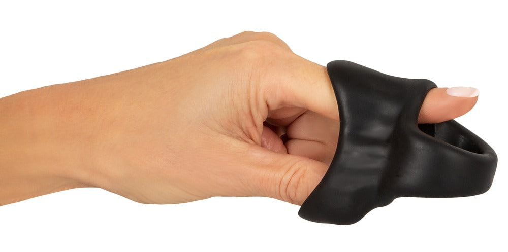 Sort cock ring med anatomisk ball stretcher og fleksibel pasform