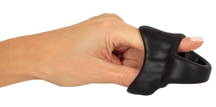 Sort cock ring med anatomisk ball stretcher og fleksibel pasform