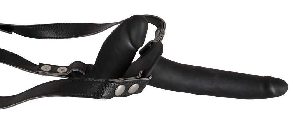 Justerbar strap-on thong i imiteret læder med silikone dildo