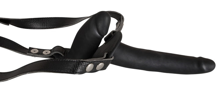 Justerbar strap-on thong i imiteret læder med silikone dildo