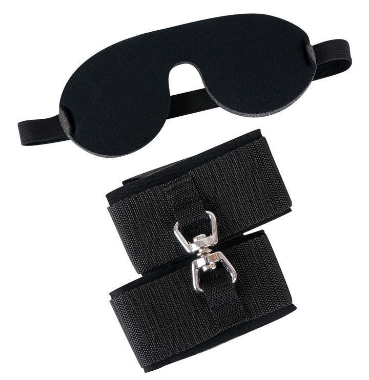 Sort restraint-sæt med bløde håndjern og ugennemsigtigt blindfold