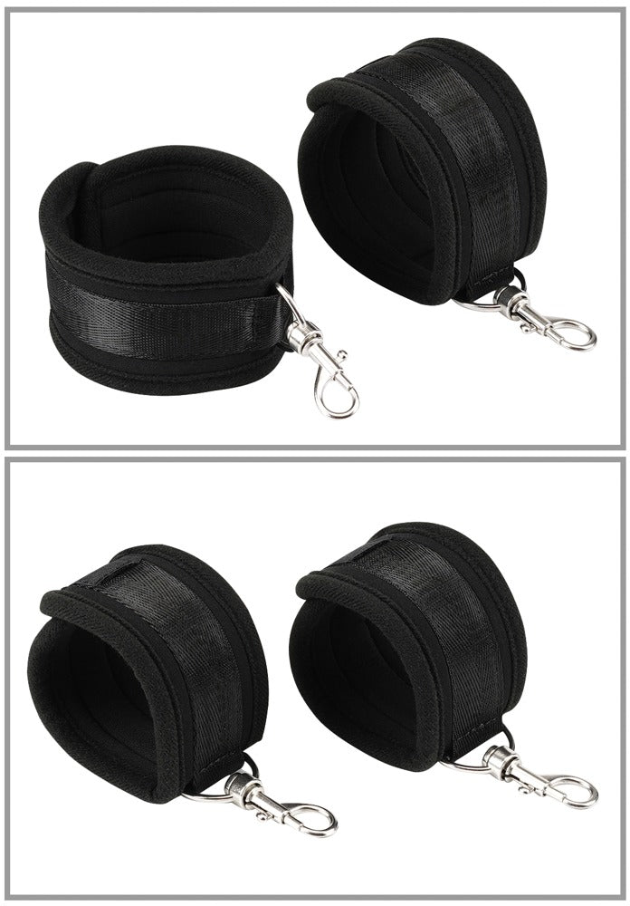 Sort bondage sæt med flogger, reb, tape, brystklemmer og mini vibrator