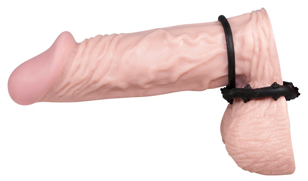 Sort silikone cockring med stimulerende bro mellem to ringe