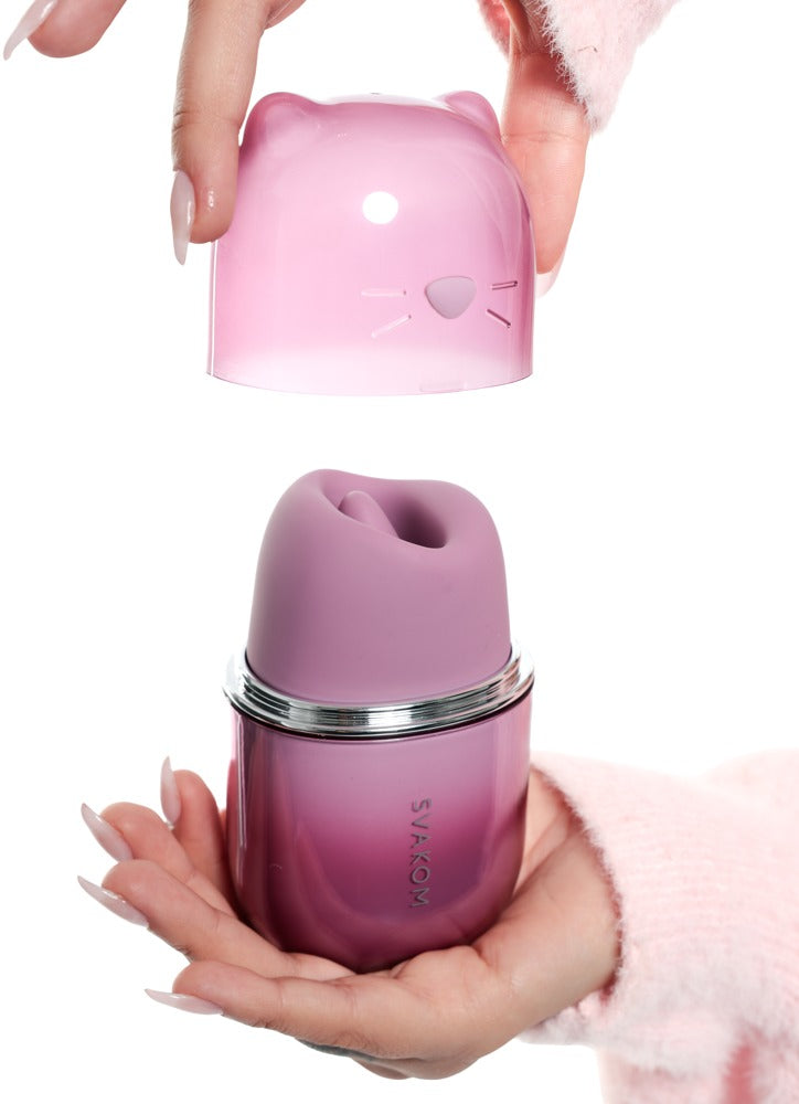 Klitorisvibrator med blød silikonemund og vibrerende tunge